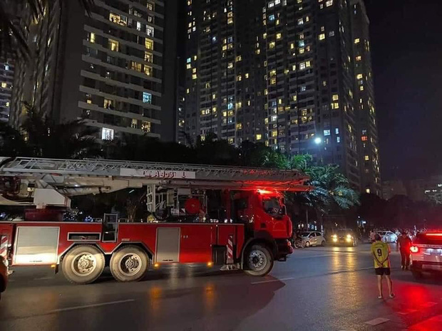  Hà Nội: Cháy ban công căn hộ tầng 19 chung cư trong đêm, nghi xuất phát từ cục nóng điều hoà  - Ảnh 2.