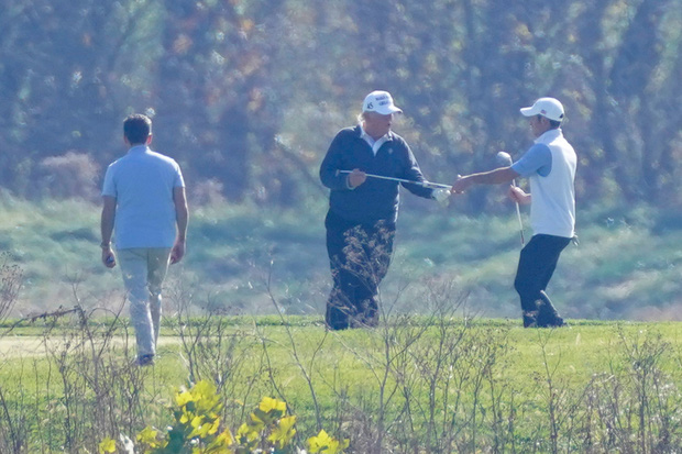 Hình ảnh ông Trump lại lặng lẽ một mình đi đánh golf sau khi thua cử, dòng chữ trên chiếc mũ ông đội khiến nhiều người hâm mộ thêm tiếc nuối - Ảnh 3.