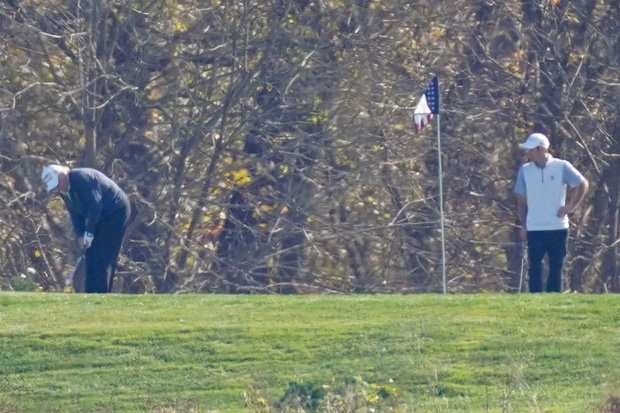 Hình ảnh ông Trump lại lặng lẽ một mình đi đánh golf sau khi thua cử, dòng chữ trên chiếc mũ ông đội khiến nhiều người hâm mộ thêm tiếc nuối - Ảnh 4.