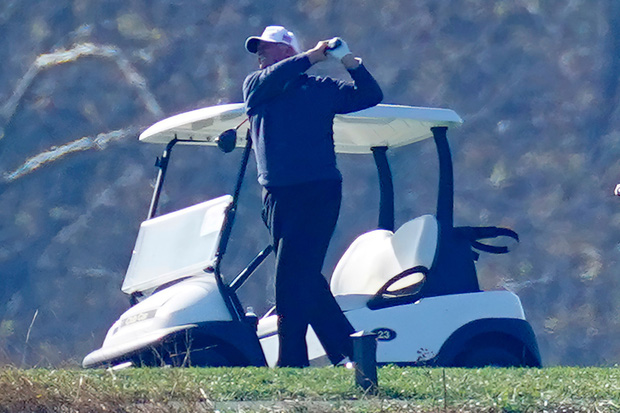 Hình ảnh ông Trump lại lặng lẽ một mình đi đánh golf sau khi thua cử, dòng chữ trên chiếc mũ ông đội khiến nhiều người hâm mộ thêm tiếc nuối - Ảnh 5.