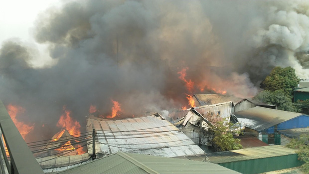 Hà Nội: Cháy lớn kinh hoàng tại xưởng sản xuất đồ gỗ, thiêu trụi nhiều nhà xưởng - Ảnh 1.