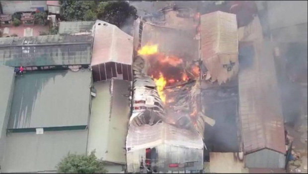 Hà Nội: Cháy lớn kinh hoàng tại xưởng sản xuất đồ gỗ, thiêu trụi nhiều nhà xưởng - Ảnh 2.