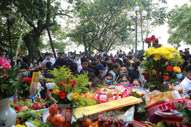  Người dân Thủ đô chen chân đi lễ Phủ Tây Hồ ngày đầu tháng 11 âm lịch  - Ảnh 1.