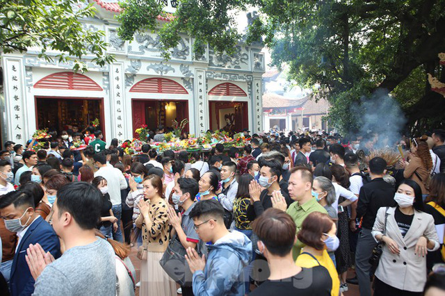  Người dân Thủ đô chen chân đi lễ Phủ Tây Hồ ngày đầu tháng 11 âm lịch  - Ảnh 12.