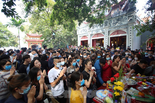  Người dân Thủ đô chen chân đi lễ Phủ Tây Hồ ngày đầu tháng 11 âm lịch  - Ảnh 3.