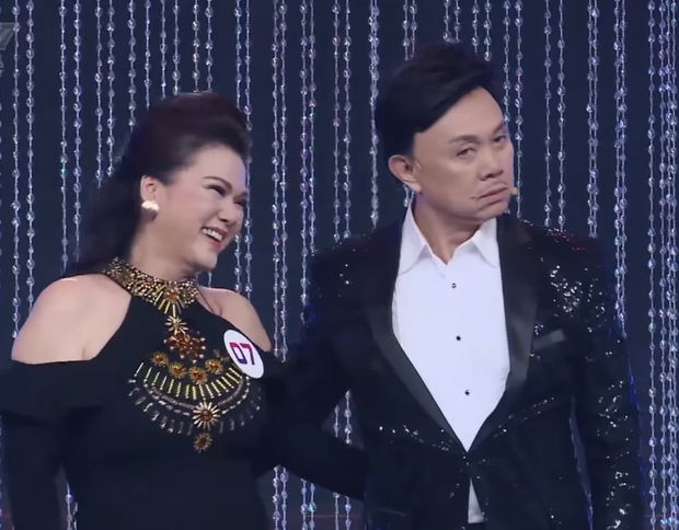 Sân khấu cuối cùng của danh hài Chí Tài cùng vợ trên truyền hình: Thơm má Bé Heo tình cảm, nhịn cười hóm hỉnh nghe bà xã hát - Ảnh 5.