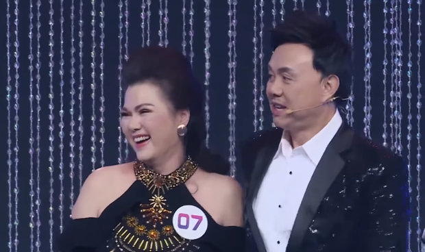 Sân khấu cuối cùng của danh hài Chí Tài cùng vợ trên truyền hình: Thơm má Bé Heo tình cảm, nhịn cười hóm hỉnh nghe bà xã hát - Ảnh 6.