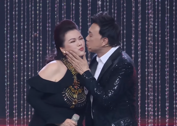 Sân khấu cuối cùng của danh hài Chí Tài cùng vợ trên truyền hình: Thơm má Bé Heo tình cảm, nhịn cười hóm hỉnh nghe bà xã hát - Ảnh 7.