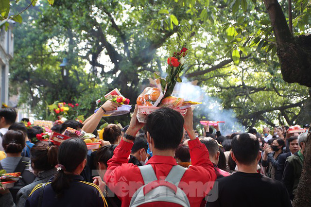  Người dân Thủ đô chen chân đi lễ Phủ Tây Hồ ngày đầu tháng 11 âm lịch  - Ảnh 8.
