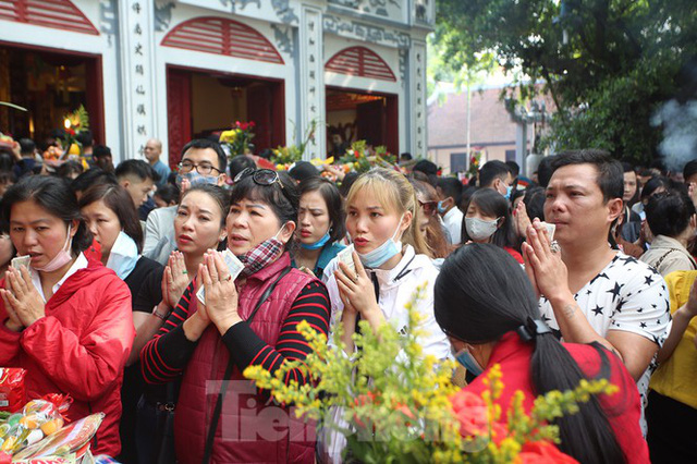  Người dân Thủ đô chen chân đi lễ Phủ Tây Hồ ngày đầu tháng 11 âm lịch  - Ảnh 9.