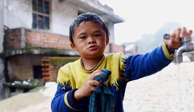 2 năm được tôn sùng vì giống hệt Jack Ma, cậu bé nghèo bị đuổi việc và học lại tiểu học - Ảnh 1.