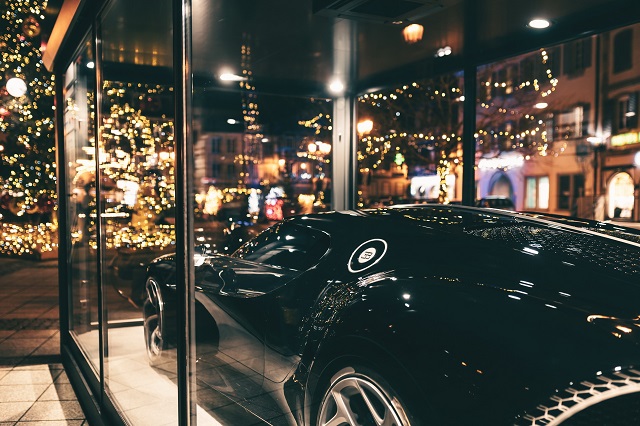 Siêu xe Bugatti hơn 13 triệu USD trở thành đồ trang trí Giáng sinh - Ảnh 1.