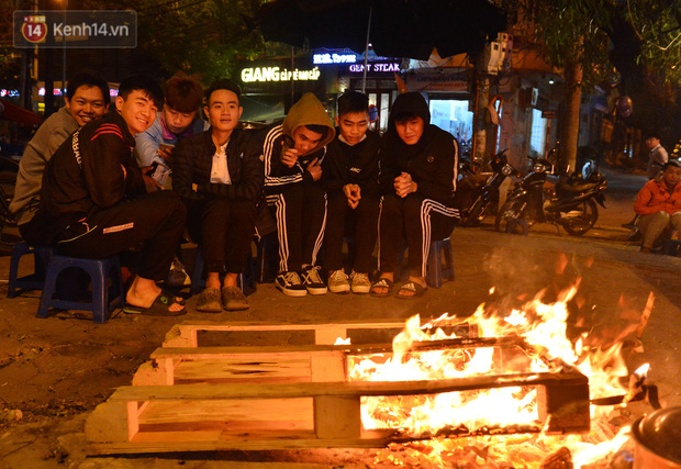 Chùm ảnh: Người Hà Nội đốt lửa trong đêm rét nhất từ đầu mùa, nhiệt độ dưới 12 độ C - Ảnh 7.