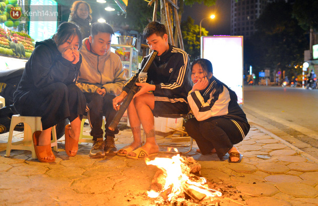 Chùm ảnh: Người Hà Nội đốt lửa trong đêm rét nhất từ đầu mùa, nhiệt độ dưới 12 độ C - Ảnh 8.