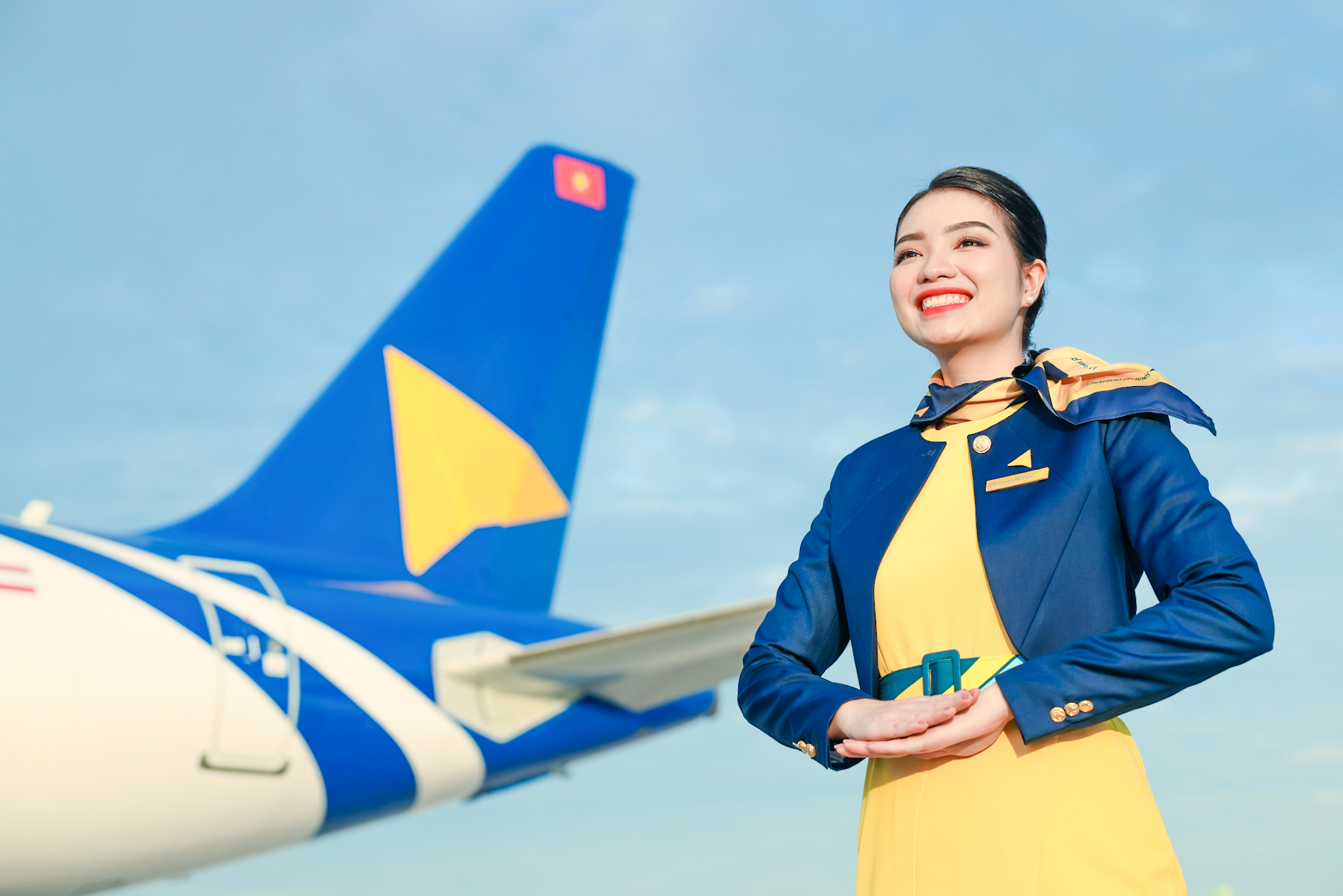 Vietravel Airlines ra mắt nhận diện trang phục và ký hiệu hãng bay: Dùng  tông màu chủ đạo vàng – xanh dương giống Vietnam Airlines