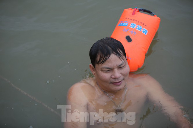  Sốc người dân Hà Nội vẫn bơi giữa sông Hồng trong giá rét căm căm  - Ảnh 3.