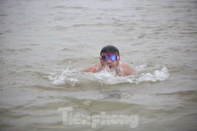  Sốc người dân Hà Nội vẫn bơi giữa sông Hồng trong giá rét căm căm  - Ảnh 5.