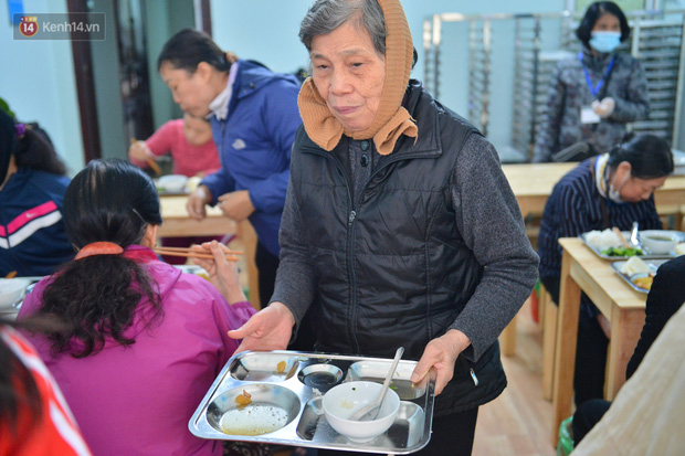  Quán cơm đặc biệt 2 nghìn đồng ở Hà Nội: “Mời cô, dì, chú, bác vào ăn cơm - Ảnh 18.
