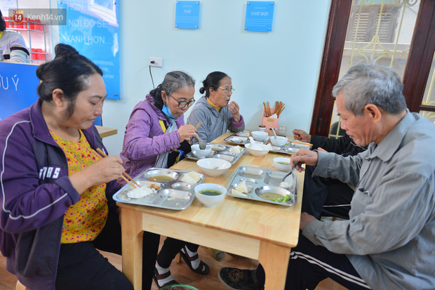  Quán cơm đặc biệt 2 nghìn đồng ở Hà Nội: “Mời cô, dì, chú, bác vào ăn cơm - Ảnh 9.