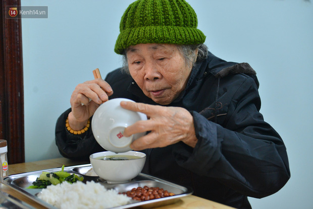  Quán cơm đặc biệt 2 nghìn đồng ở Hà Nội: “Mời cô, dì, chú, bác vào ăn cơm - Ảnh 10.