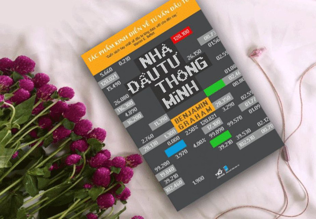  Muốn tập tành đầu tư làm giàu nhưng chưa biết bắt đầu từ đâu? Đây là 4 cuốn sách tỷ phú Warren Buffett khuyên người mới nên đọc  - Ảnh 2.