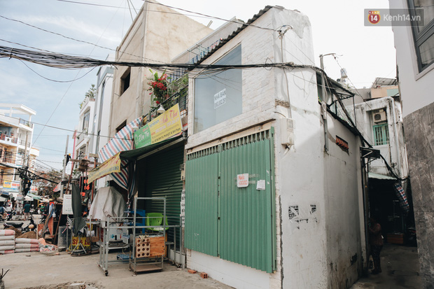 Hàng loạt căn nhà siêu mỏng chỉ vài m2 sau khi mở rộng đường ở Sài Gòn: Tối ngủ chỉ nằm nghiêng - Ảnh 10.
