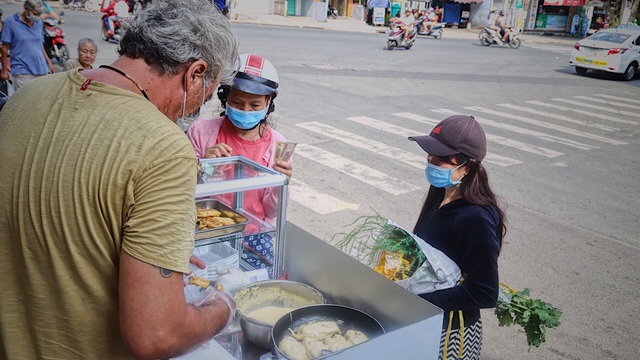 Mắc kẹt ở Việt Nam vì dịch Covid-19, du khách Pháp mở quán chuối chiên vỉa hè kiếm sống - Ảnh 3.