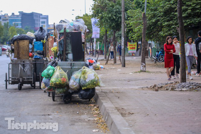  Gần Tết Dương lịch, nhiều tuyến phố Hà Nội lại ngập rác  - Ảnh 2.