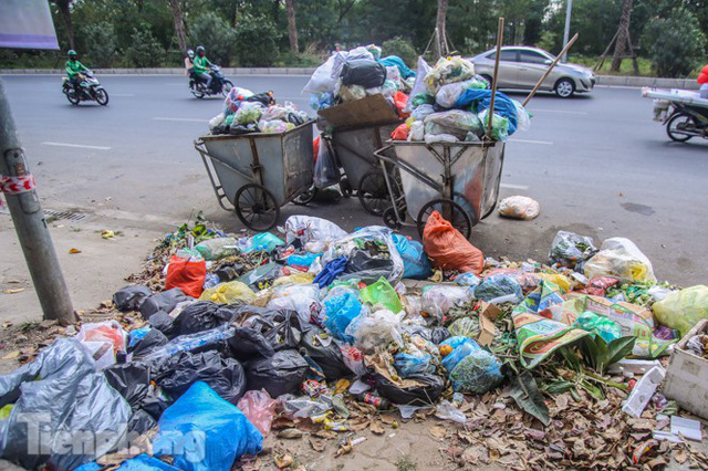  Gần Tết Dương lịch, nhiều tuyến phố Hà Nội lại ngập rác  - Ảnh 7.