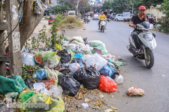  Gần Tết Dương lịch, nhiều tuyến phố Hà Nội lại ngập rác  - Ảnh 8.