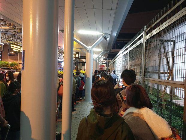 Ảnh: Sân bay Tân Sơn Nhất đông nghẹt trong ngày cuối năm, hành khách rồng rắn xếp hàng dài chờ check in - Ảnh 2.