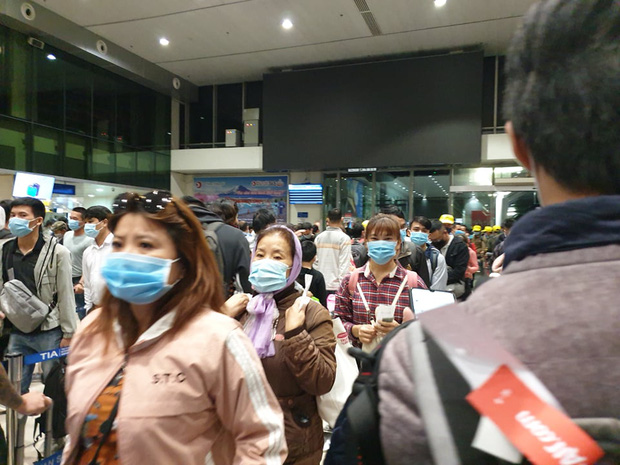 Ảnh: Sân bay Tân Sơn Nhất đông nghẹt trong ngày cuối năm, hành khách rồng rắn xếp hàng dài chờ check in - Ảnh 11.