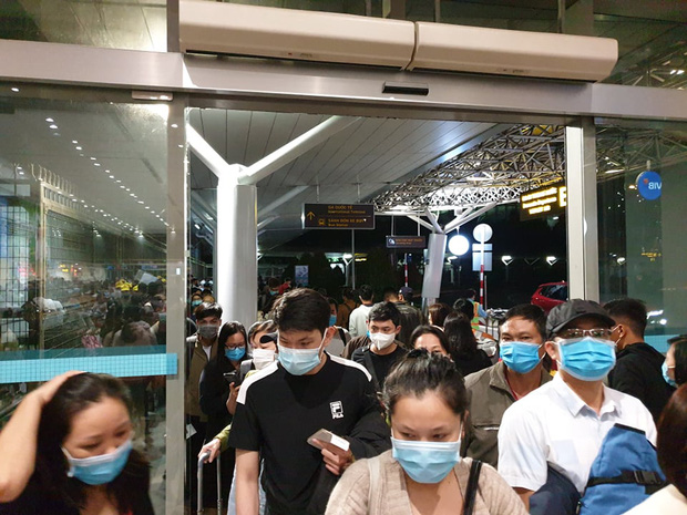 Ảnh: Sân bay Tân Sơn Nhất đông nghẹt trong ngày cuối năm, hành khách rồng rắn xếp hàng dài chờ check in - Ảnh 3.
