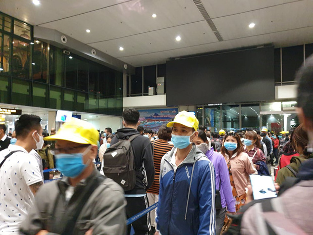 Ảnh: Sân bay Tân Sơn Nhất đông nghẹt trong ngày cuối năm, hành khách rồng rắn xếp hàng dài chờ check in - Ảnh 5.