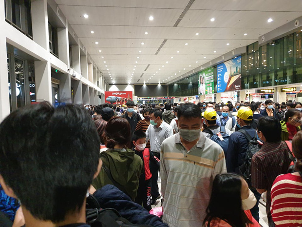 Ảnh: Sân bay Tân Sơn Nhất đông nghẹt trong ngày cuối năm, hành khách rồng rắn xếp hàng dài chờ check in - Ảnh 6.