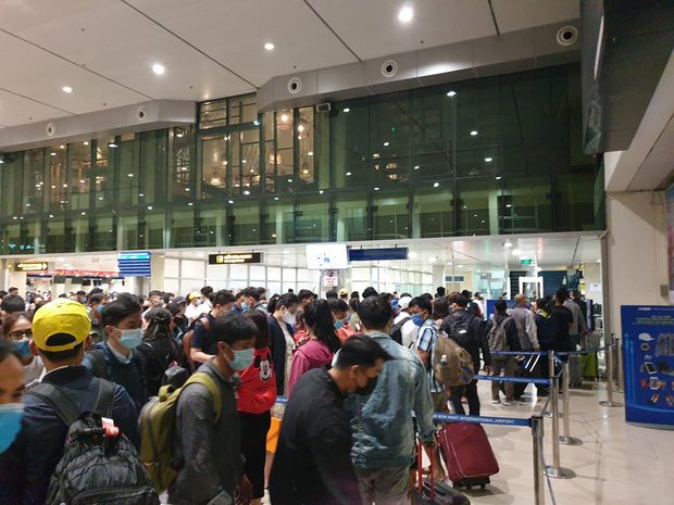 Ảnh: Sân bay Tân Sơn Nhất đông nghẹt trong ngày cuối năm, hành khách rồng rắn xếp hàng dài chờ check in - Ảnh 7.