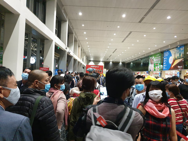 Ảnh: Sân bay Tân Sơn Nhất đông nghẹt trong ngày cuối năm, hành khách rồng rắn xếp hàng dài chờ check in - Ảnh 8.