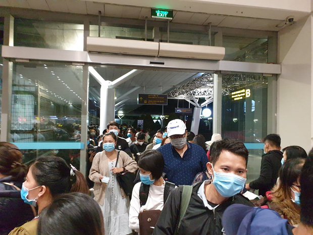 Ảnh: Sân bay Tân Sơn Nhất đông nghẹt trong ngày cuối năm, hành khách rồng rắn xếp hàng dài chờ check in - Ảnh 9.
