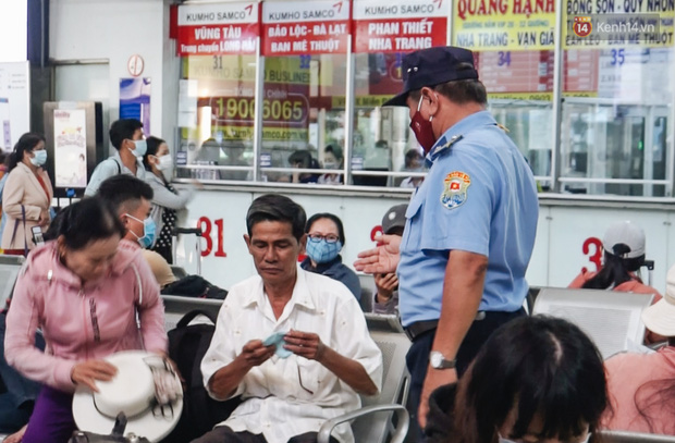 Nhiều sinh viên ở Sài Gòn tranh thủ về quê vì được nghỉ học, bến xe Miền Đông tái kích hoạt phòng chống dịch Covid-19 - Ảnh 5.