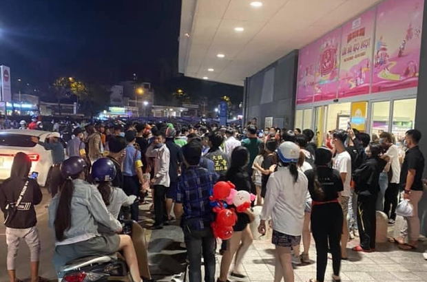 Vụ hỗn chiến ở AEON Tân Phú: Bảo vệ ngăn chặn nhóm bán hàng đa cấp - Ảnh 1.