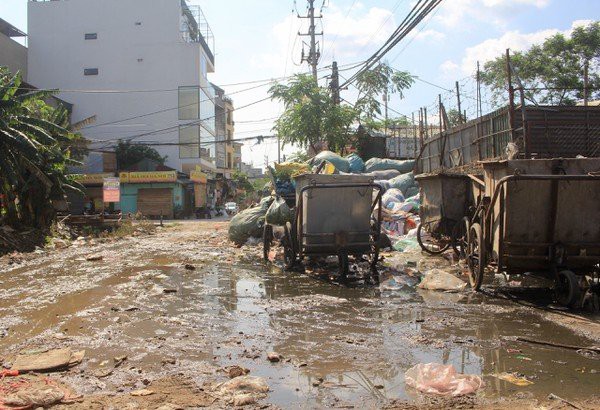Hàng loạt bãi rác tự phát gây ô nhiễm đường phố Hà Nội - Ảnh 15.