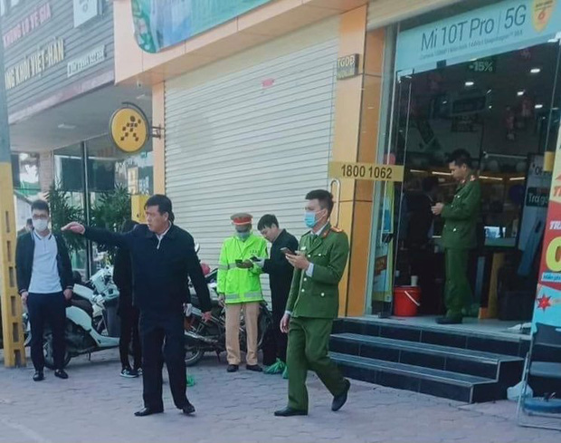 Bắc Ninh: Tên cướp đâm gục bảo vệ cửa hàng Thế giới đi động, lấy đi hơn 10 chiếc điện thoại - Ảnh 1.