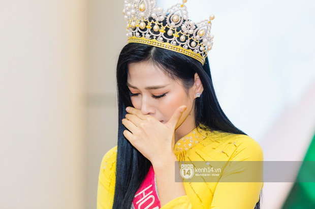  Hiệu trưởng ĐH Kinh tế Quốc dân giải thích về bức ảnh Hoa hậu Đỗ Hà bị chê trách vì ngồi khi thầy giáo đứng khúm núm - Ảnh 1.
