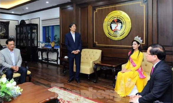  Hiệu trưởng ĐH Kinh tế Quốc dân giải thích về bức ảnh Hoa hậu Đỗ Hà bị chê trách vì ngồi khi thầy giáo đứng khúm núm - Ảnh 2.