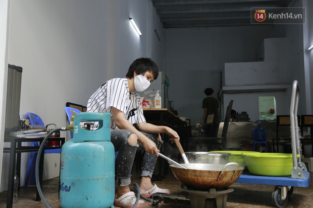 Chủ quán ăn ở Hà Nội nấu hàng trăm suất cơm, chè miễn phí cho những y bác sỹ đang gồng mình chống dịch Covid-19 tại BV bệnh Nhiệt đới TW - Ảnh 4.