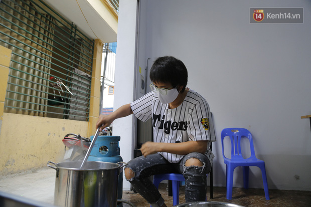 Chủ quán ăn ở Hà Nội nấu hàng trăm suất cơm, chè miễn phí cho những y bác sỹ đang gồng mình chống dịch Covid-19 tại BV bệnh Nhiệt đới TW - Ảnh 7.