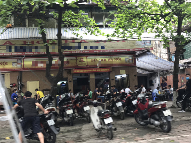  Hà Nội: Hàng loạt quán cafe, quán nhậu vẫn tấp nập mở cửa đón khách bất chấp lệnh đóng cửa để phòng chống COVID-19  - Ảnh 1.