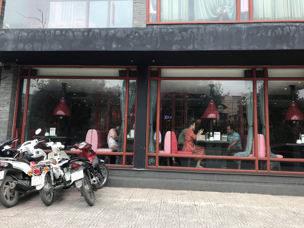  Hà Nội: Hàng loạt quán cafe, quán nhậu vẫn tấp nập mở cửa đón khách bất chấp lệnh đóng cửa để phòng chống COVID-19  - Ảnh 11.