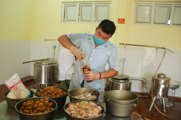 Ảnh: Các chiến sỹ Trung đoàn Pháo binh 58 tất bật chuẩn bị bữa ăn cho 300 công dân trong khu cách ly quân đội - Ảnh 4. Ảnh: Các chiến sỹ Trung đoàn Pháo binh 58 tất bật chuẩn bị bữa ăn cho 300 công dân trong khu cách ly quân đội - Ảnh 4.