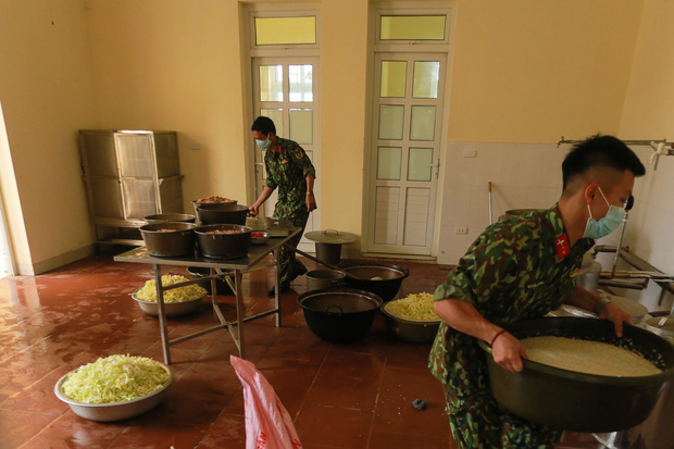 Ảnh: Các chiến sỹ Trung đoàn Pháo binh 58 tất bật chuẩn bị bữa ăn cho 300 công dân trong khu cách ly quân đội - Ảnh 8.
